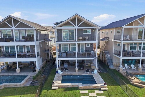 GiGi's Jewel +Lakefront +Elevator +Pool +Golf +Fun