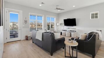 Smart TV, ping pong, stereo