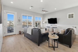 智能電視、乒乓球設施、音響