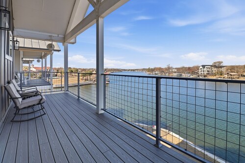 GiGi's Jewel +Lakefront +Elevator +Pool +Golf +Fun