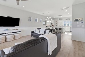 Smart TV, table tennis, stereo - GiGi's Jewel | Lakefront + Pool + Pet Friendly (Kingsland)