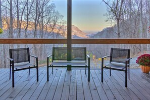 Terrace/patio - A Mountaintop Chalet with Sunrise Views! Close to Chimney Rock and Lake Lure! (Hendersonville)