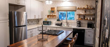 Kjøleskap, mikrobølgeovn, ovn og kokeplater