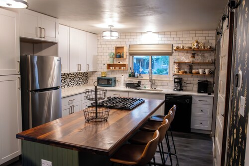 Arvada Abode Modern Family Retreat, Sleeps 10