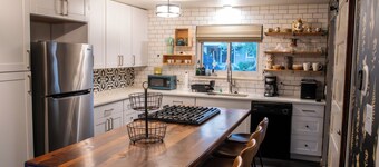 Arvada Abode Modern Family Retreat, Sleeps 10