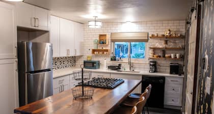 Arvada Abode Modern Family Retreat, Sleeps 10