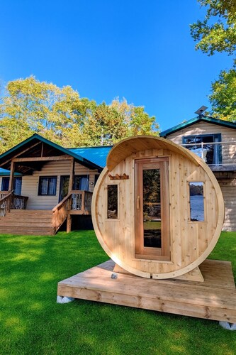 Luxury Waterfront Cottage on Bobs Lake w/ Sauna & Hot Tub