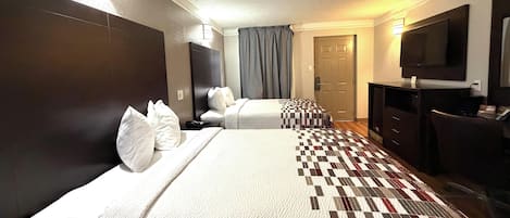 Een bureau, een strijkplank/strijkijzer, gratis wifi, beddengoed