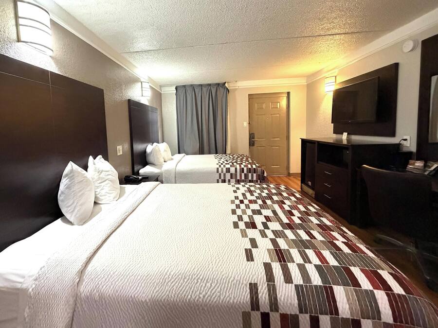 Escritorio, tabla de planchar con plancha, wifi gratis y ropa de cama