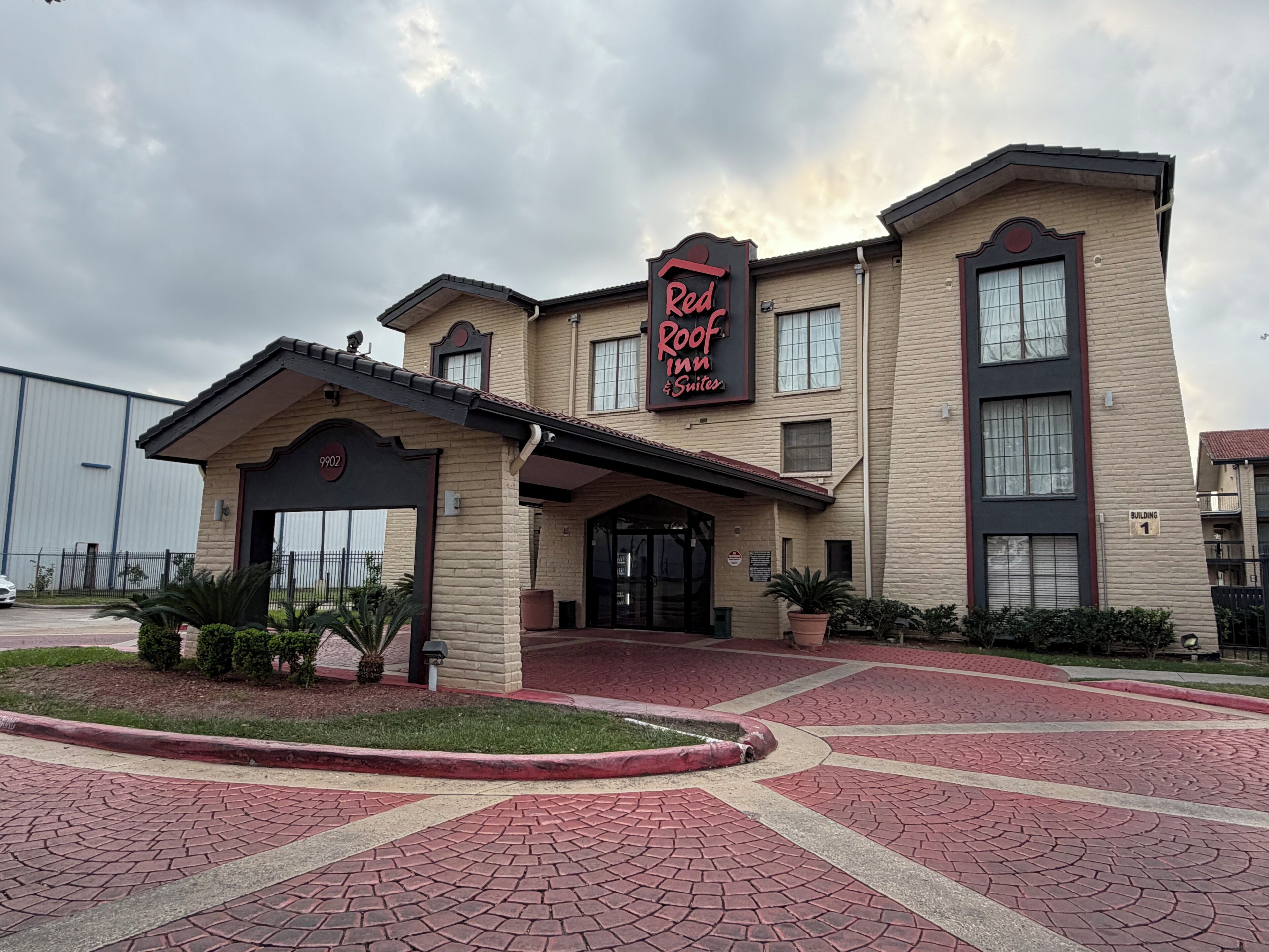 Vista frontal de la propiedad