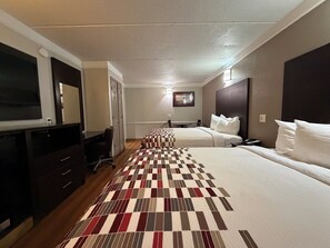 Escritorio, tabla de planchar con plancha, wifi gratis y ropa de cama 