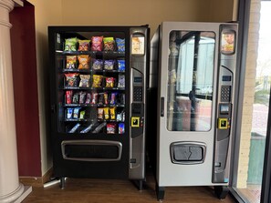 Vending machine - South Houston Inn & Suites Hobby Airport I 45 (Houston)