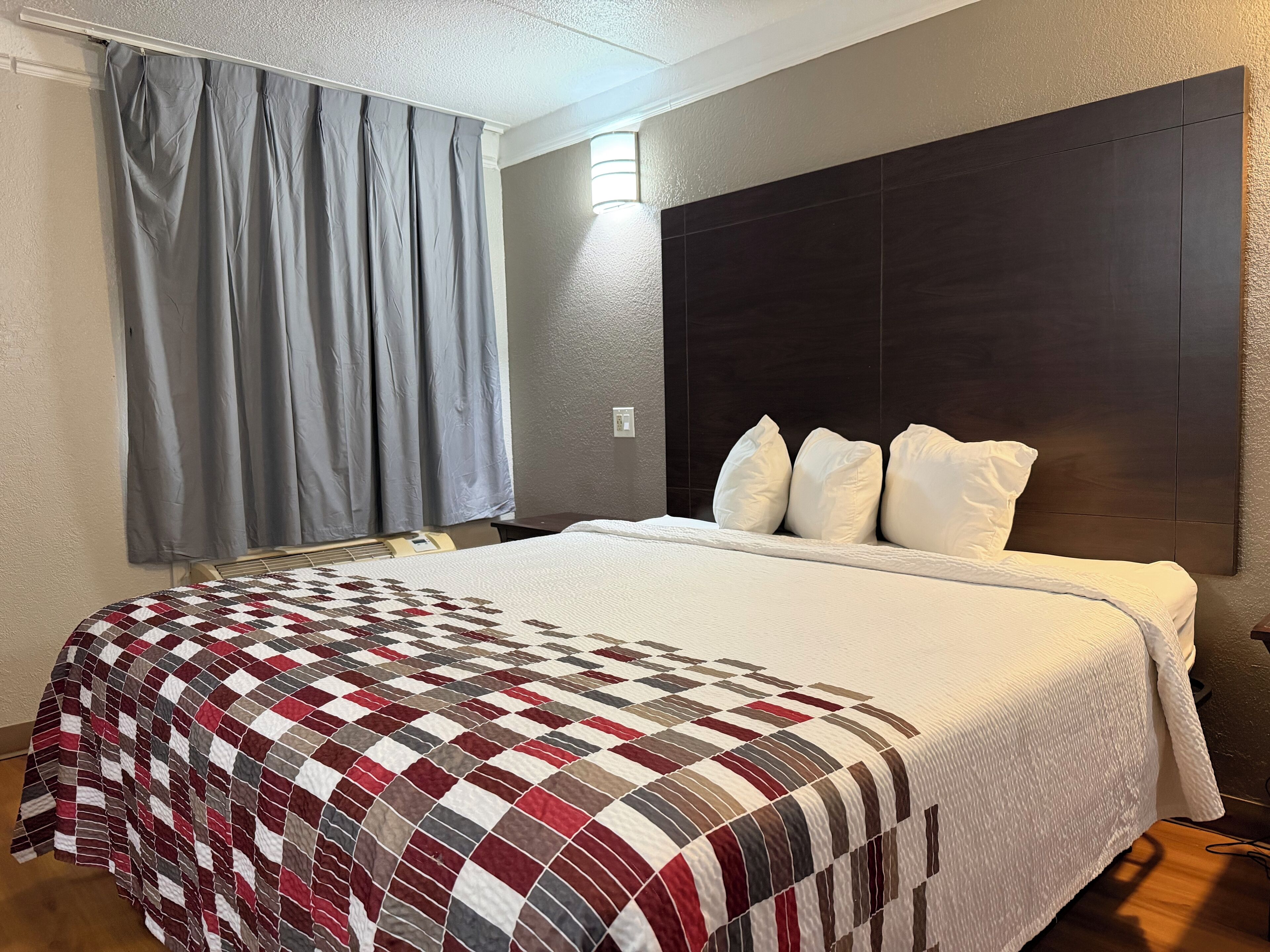 Escritorio, tabla de planchar con plancha, wifi gratis y ropa de cama 