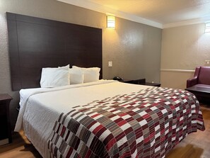Desk, iron/ironing board, free WiFi, bed sheets - South Houston Inn & Suites Hobby Airport I 45 (Houston)