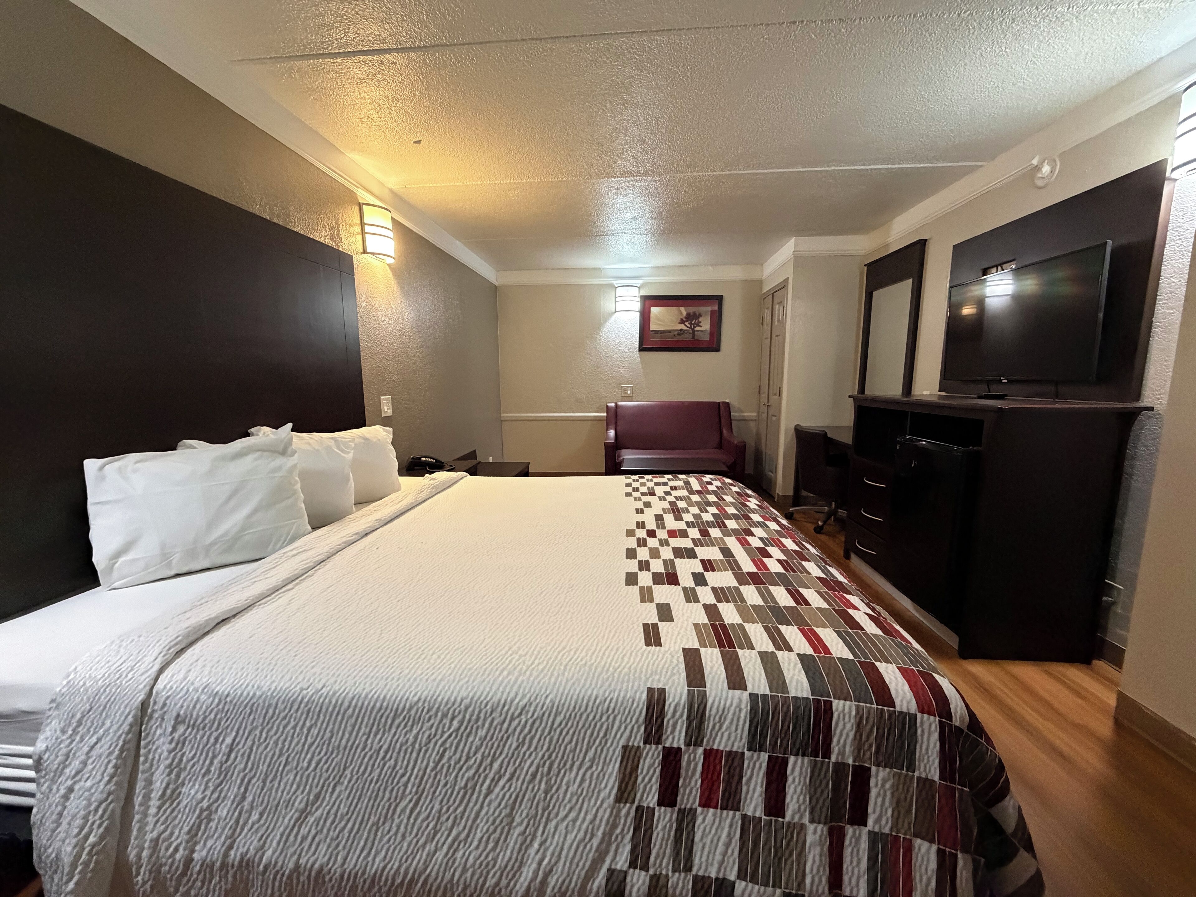 Escritorio, tabla de planchar con plancha, wifi gratis y ropa de cama 