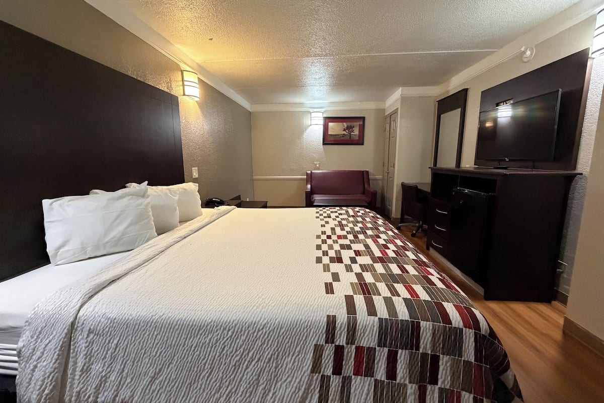 Escritorio, tabla de planchar con plancha, wifi gratis y ropa de cama