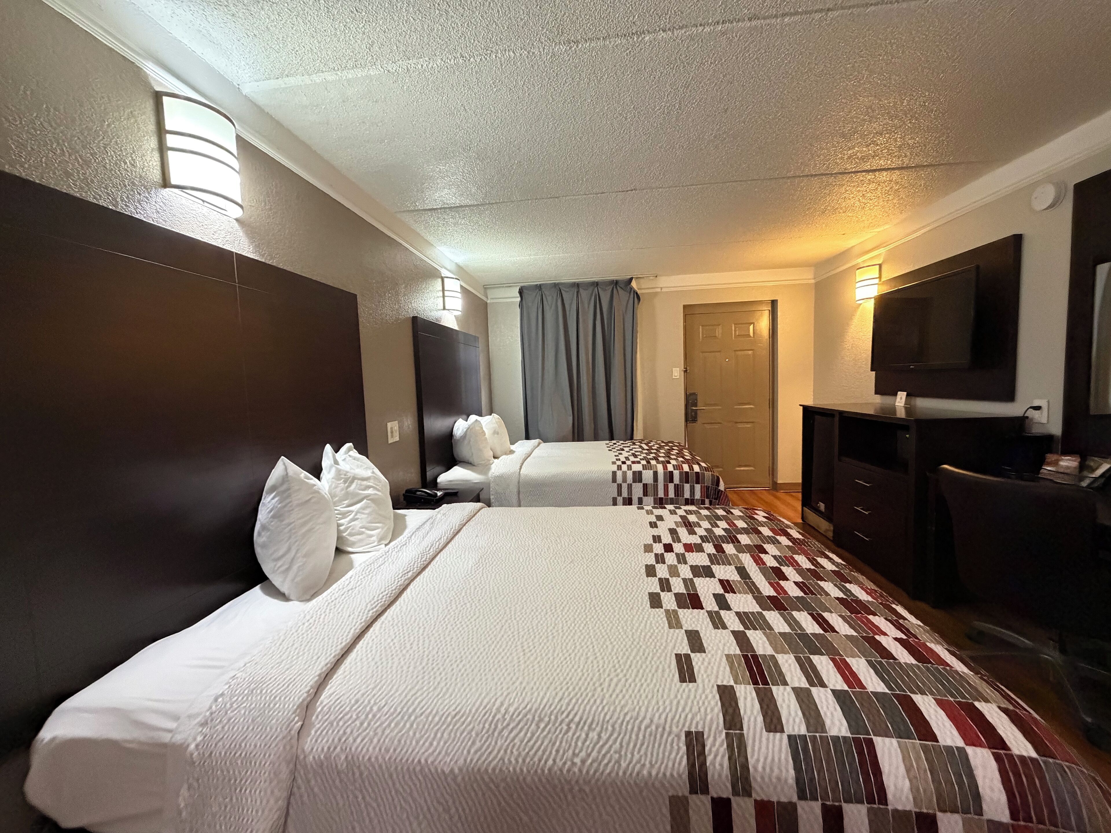 Escritorio, tabla de planchar con plancha, wifi gratis y ropa de cama 