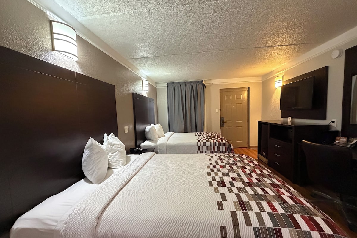 Escritorio, tabla de planchar con plancha, wifi gratis y ropa de cama