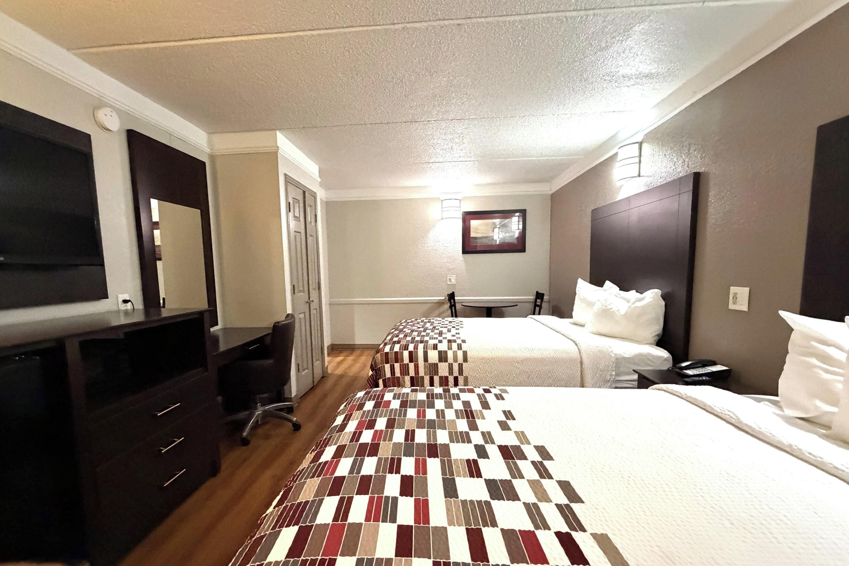 Escritorio, tabla de planchar con plancha, wifi gratis y ropa de cama 