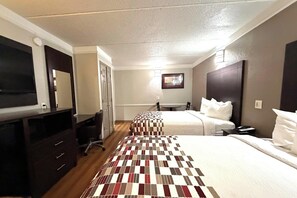 Escritorio, tabla de planchar con plancha, wifi gratis y ropa de cama 