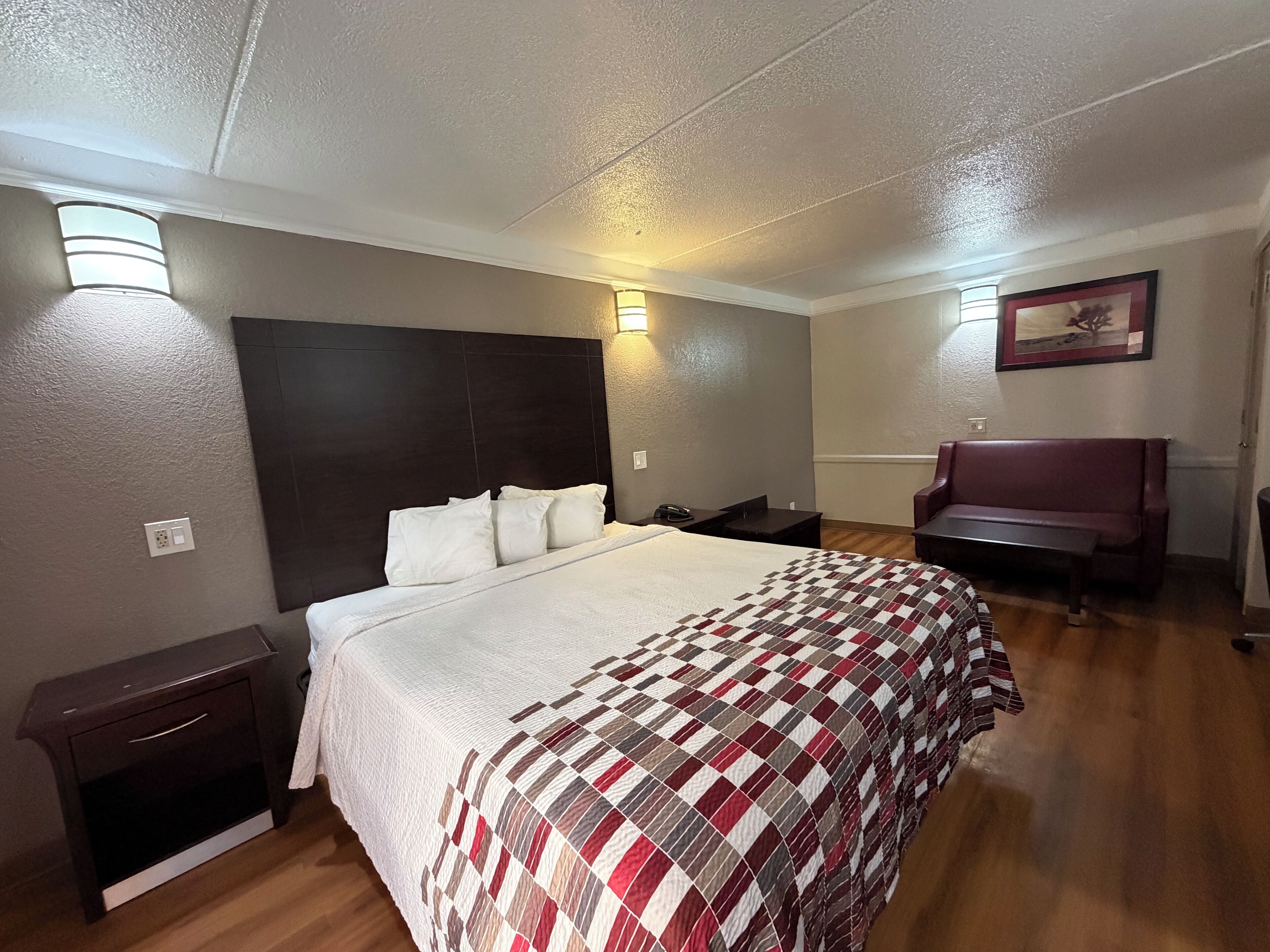 Escritorio, tabla de planchar con plancha, wifi gratis y ropa de cama 