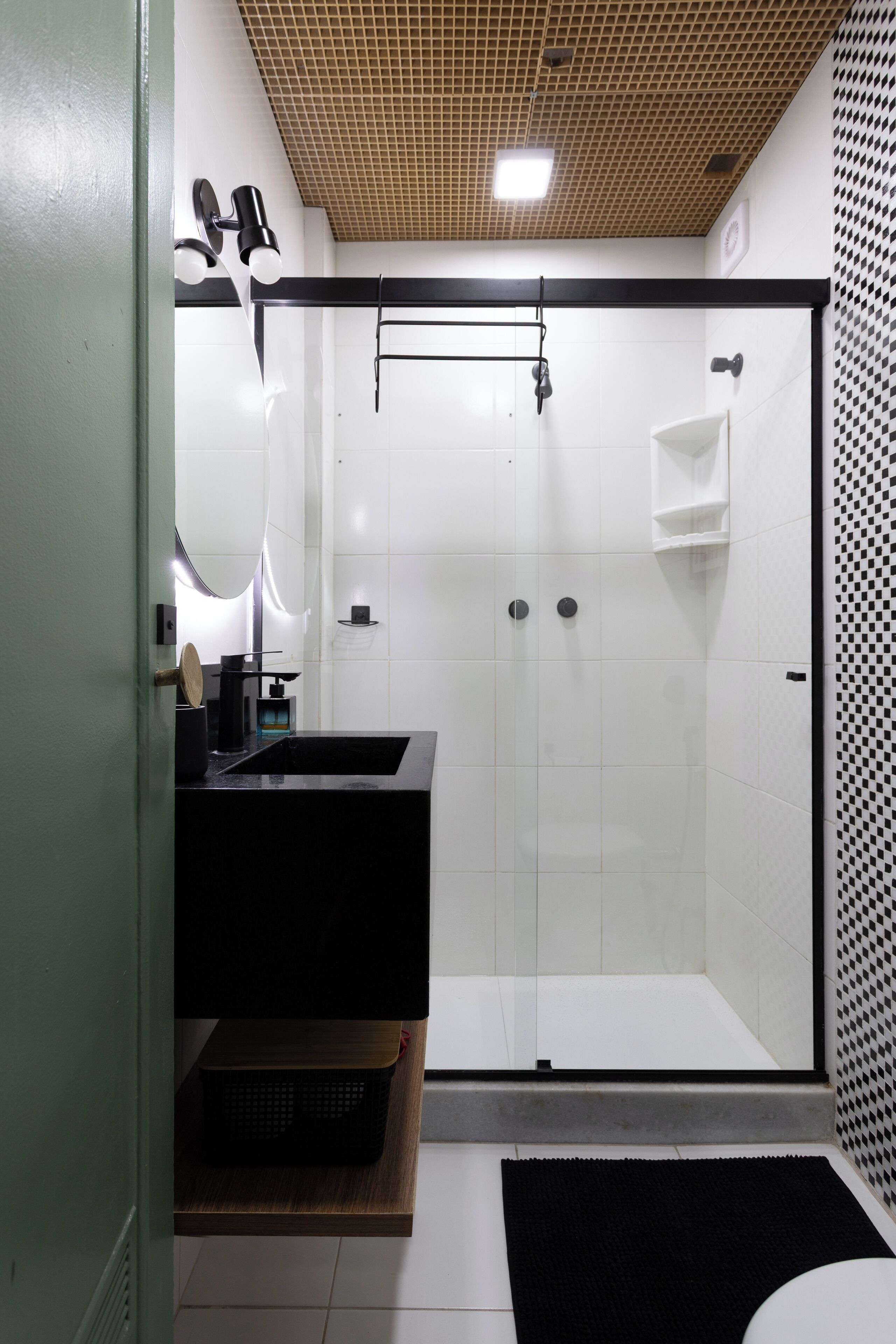 Apartment | Bathroom | Shower, towels, toilet paper