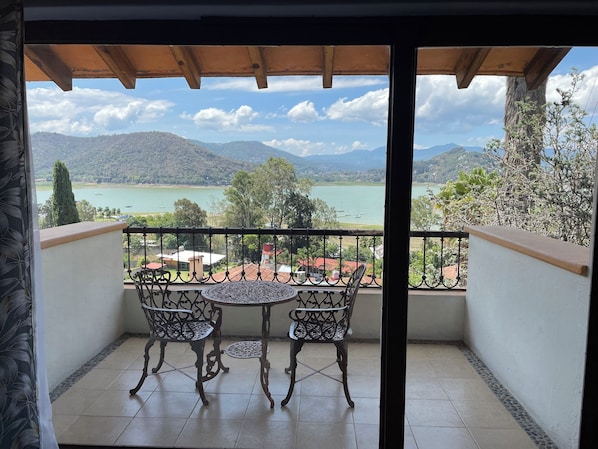 Kamar Quadruple, balkon, pemandangan danau | Tempat makan outdoor