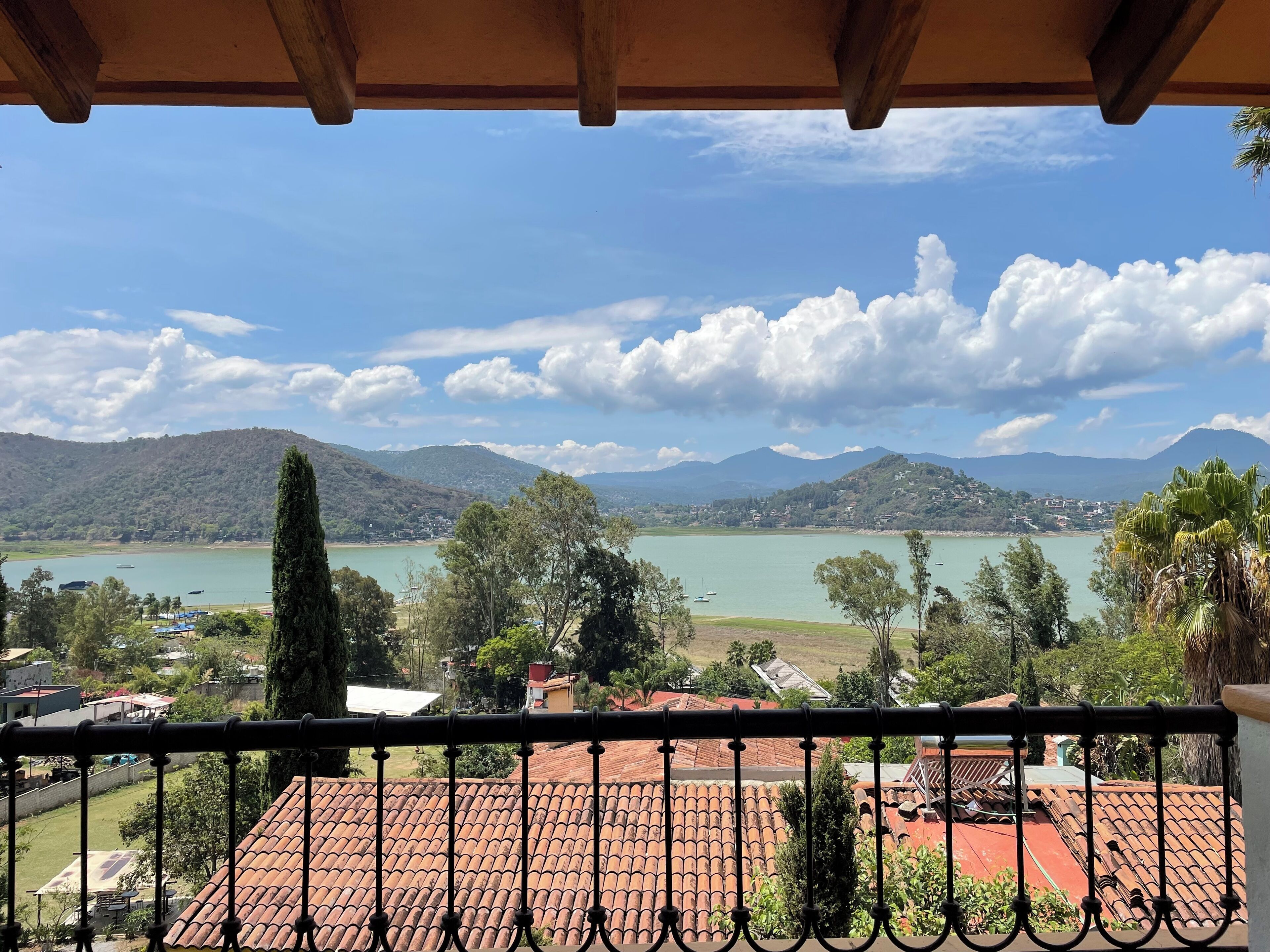 Vierpersoonskamer, balkon, uitzicht op meer | Terrein van de accommodatie