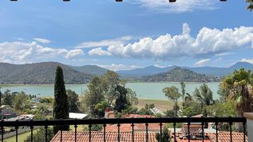 Vierpersoonskamer, balkon, uitzicht op meer | Terrein van de accommodatie