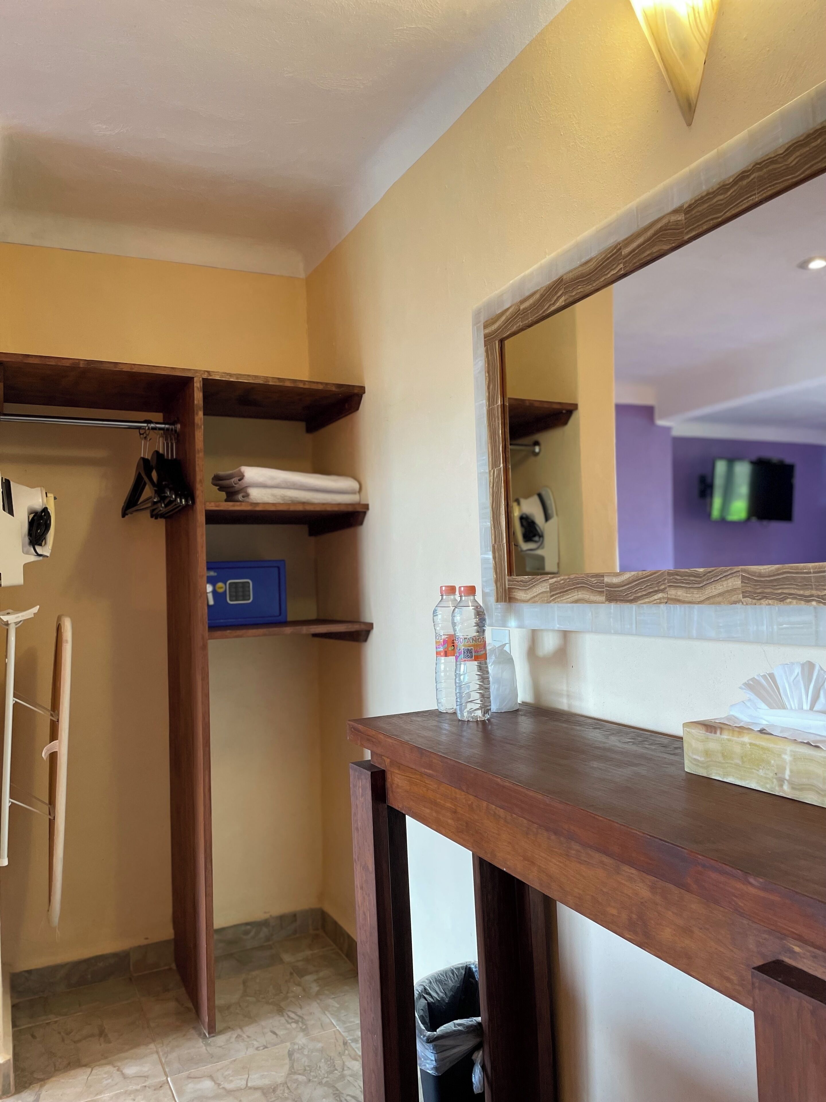 Premium vierpersoonskamer, balkon, uitzicht op meer | Interieur