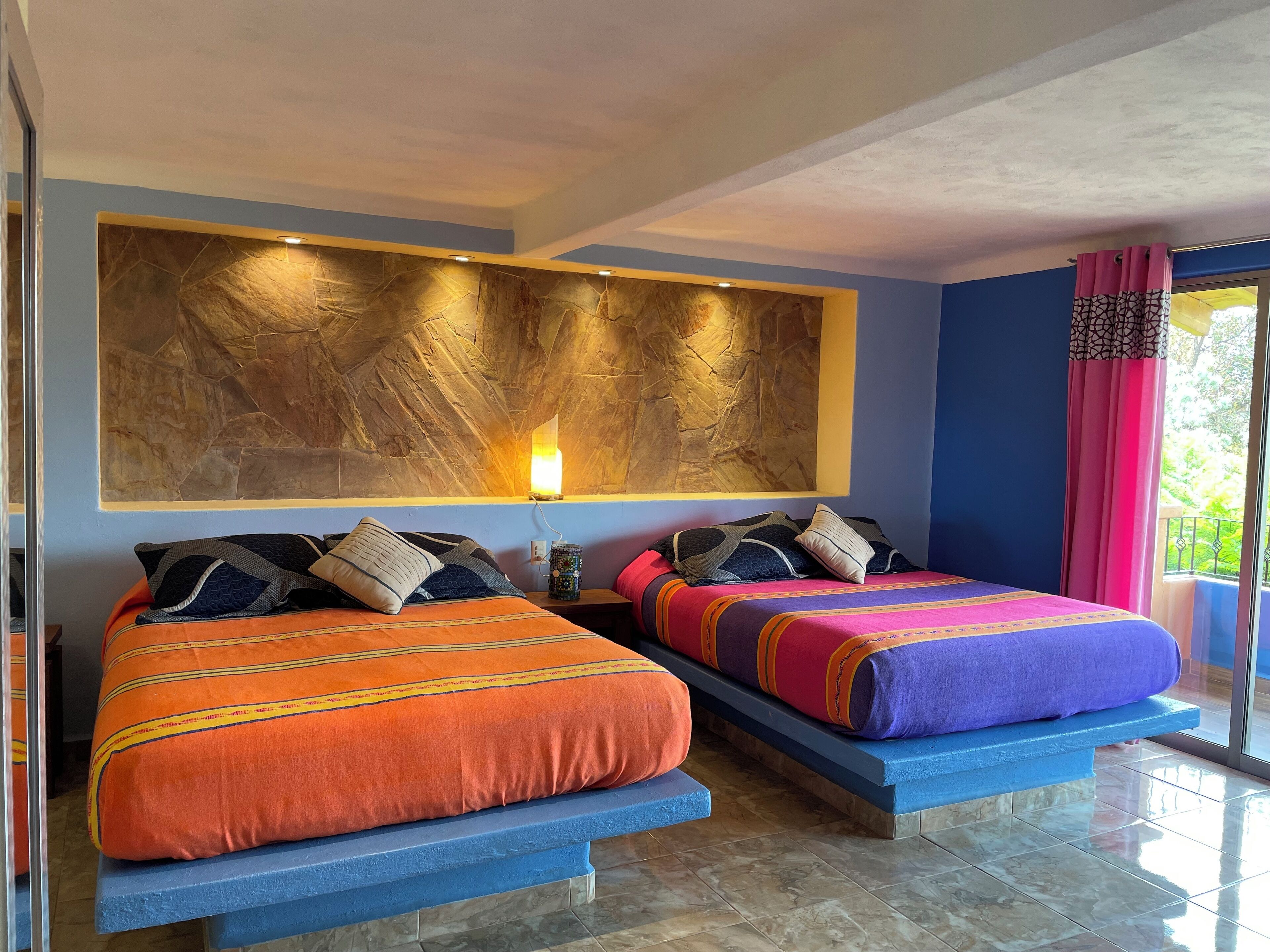 Kamar Quadruple Premium, balkon, pemandangan danau | Brankas, setrika/meja setrika, dan Wi-Fi gratis