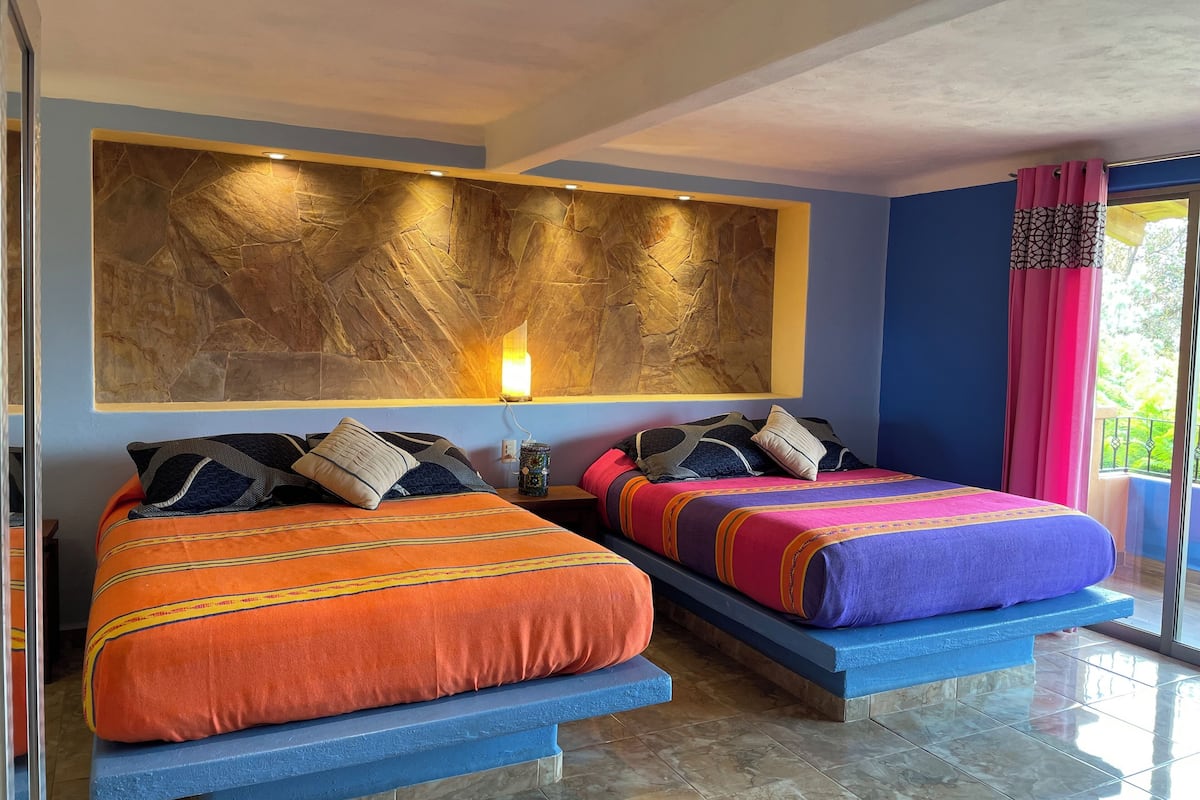 Kamar Quadruple Premium, balkon, pemandangan danau | Brankas, setrika/meja setrika, dan Wi-Fi gratis