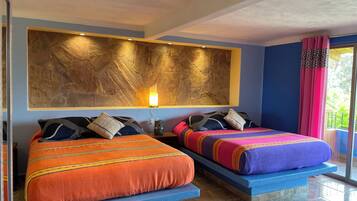 Premium vierpersoonskamer, balkon, uitzicht op meer | Een kluis op de kamer, een strijkplank/strijkijzer, gratis wifi