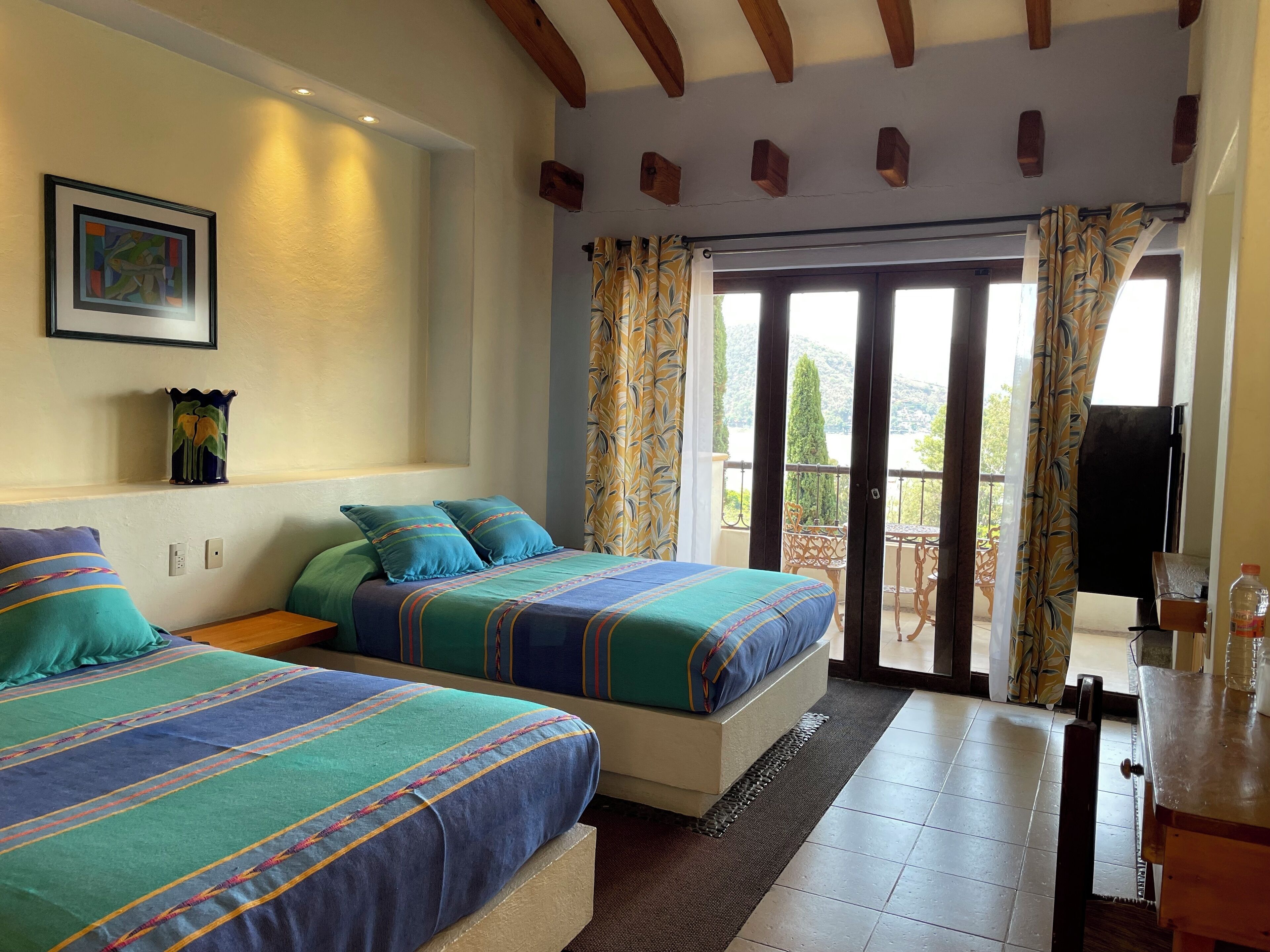 Kamar Quadruple, balkon, pemandangan danau | Brankas, setrika/meja setrika, dan Wi-Fi gratis