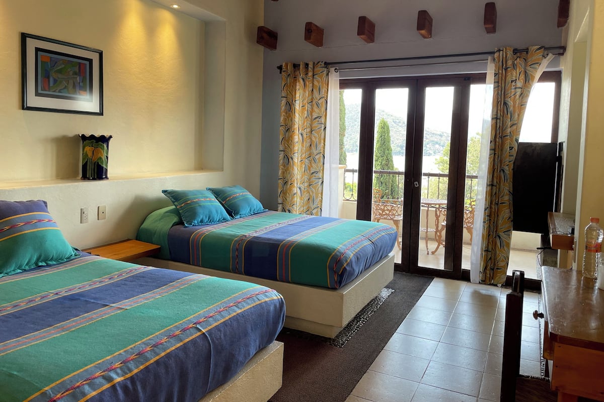 Kamar Quadruple, balkon, pemandangan danau | Brankas, setrika/meja setrika, dan Wi-Fi gratis