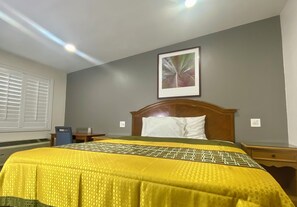 Deluxe Single Room | Desk, iron/ironing board - LONG BEACH MOTEL  (Long Beach)
