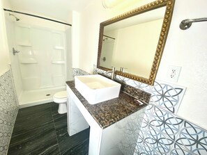 Quarto solteiro luxo | Banheiro