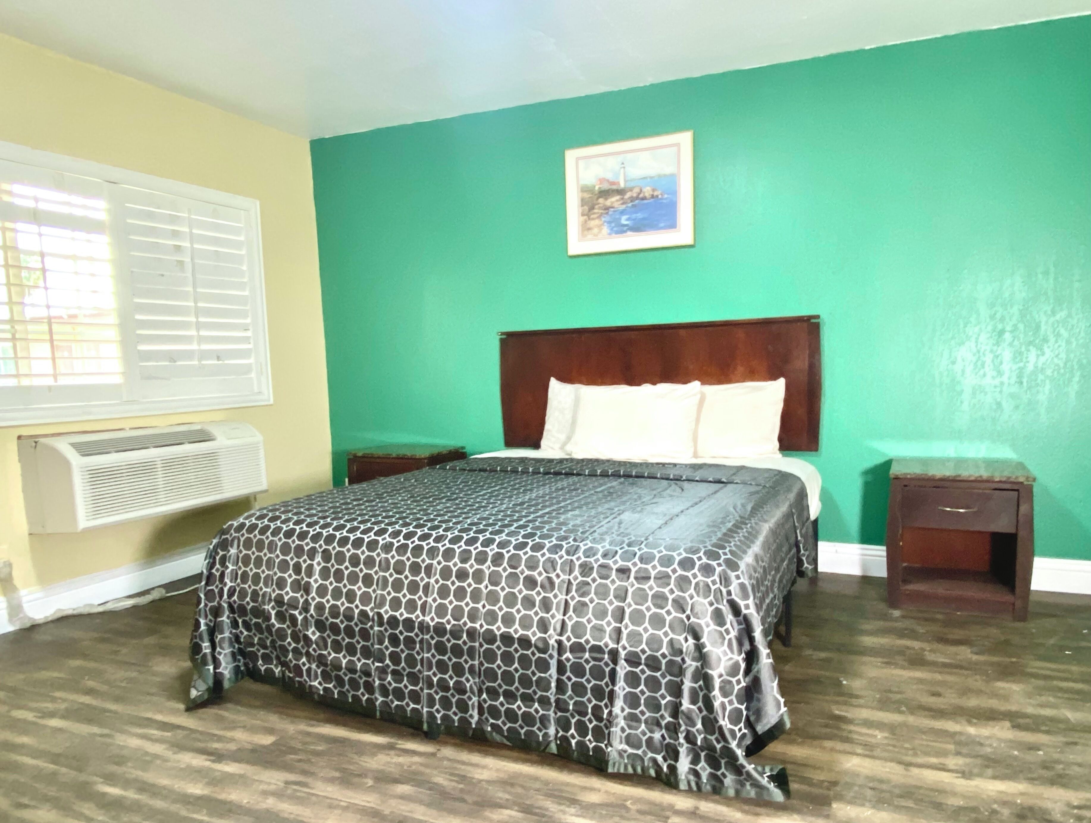 Deluxe Single Room | Desk, iron/ironing board
