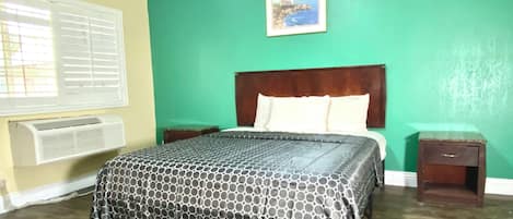 Habitación individual Deluxe | Escritorio y tabla de planchar con plancha