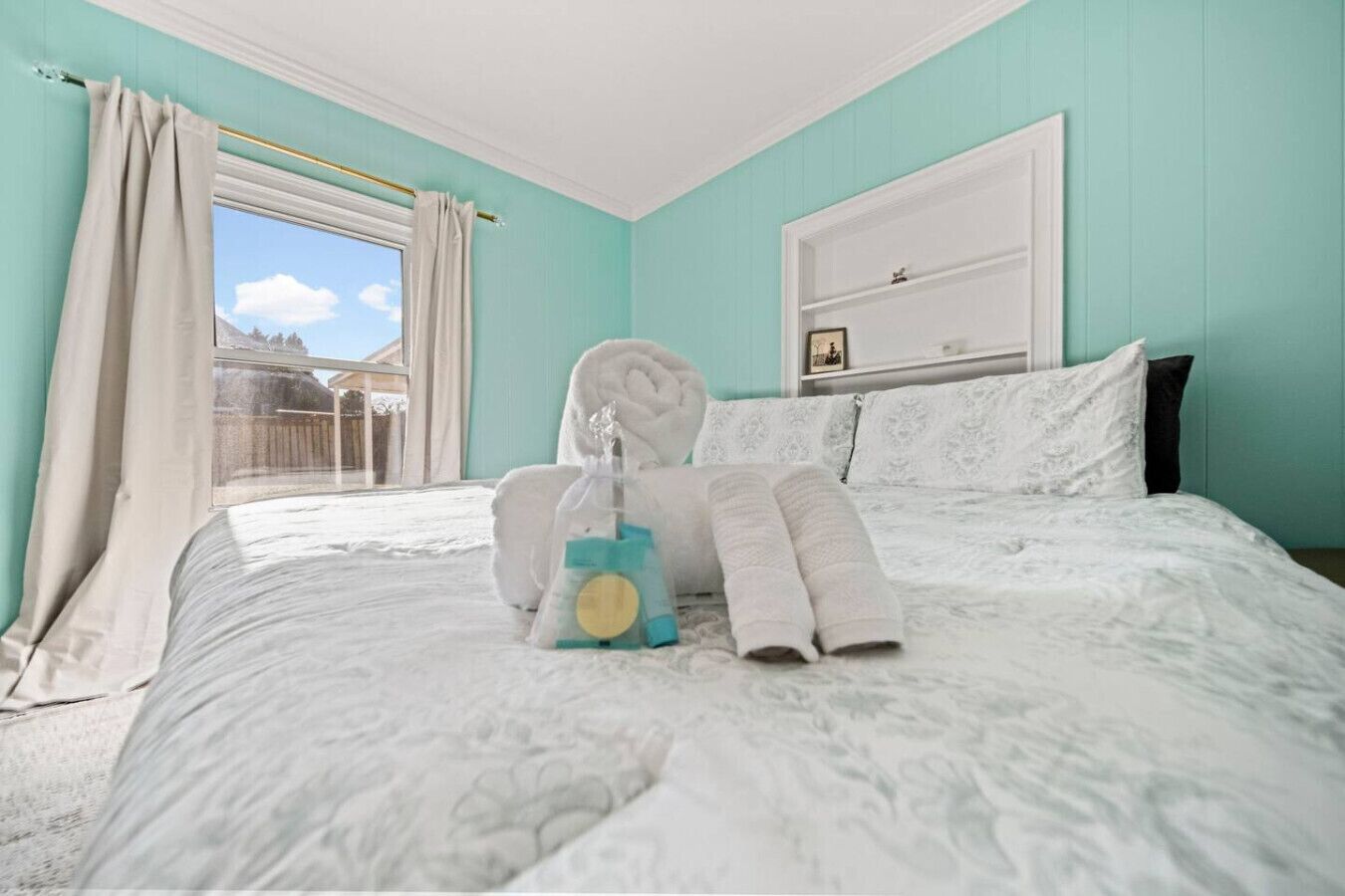 Skrivebord, strykejern/-brett, reiseseng for barn og wi-fi