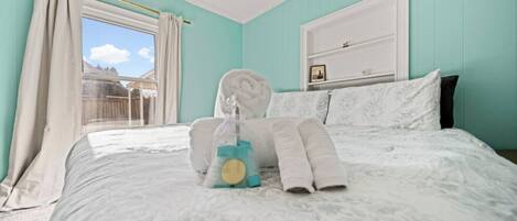 Skrivebord, strykejern/-brett, reiseseng for barn og wi-fi