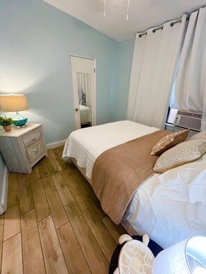 Travel cot, WiFi, bed sheets - Steps to Sand | Family Bungalow + Fenced Yard (Cocoa Beach)