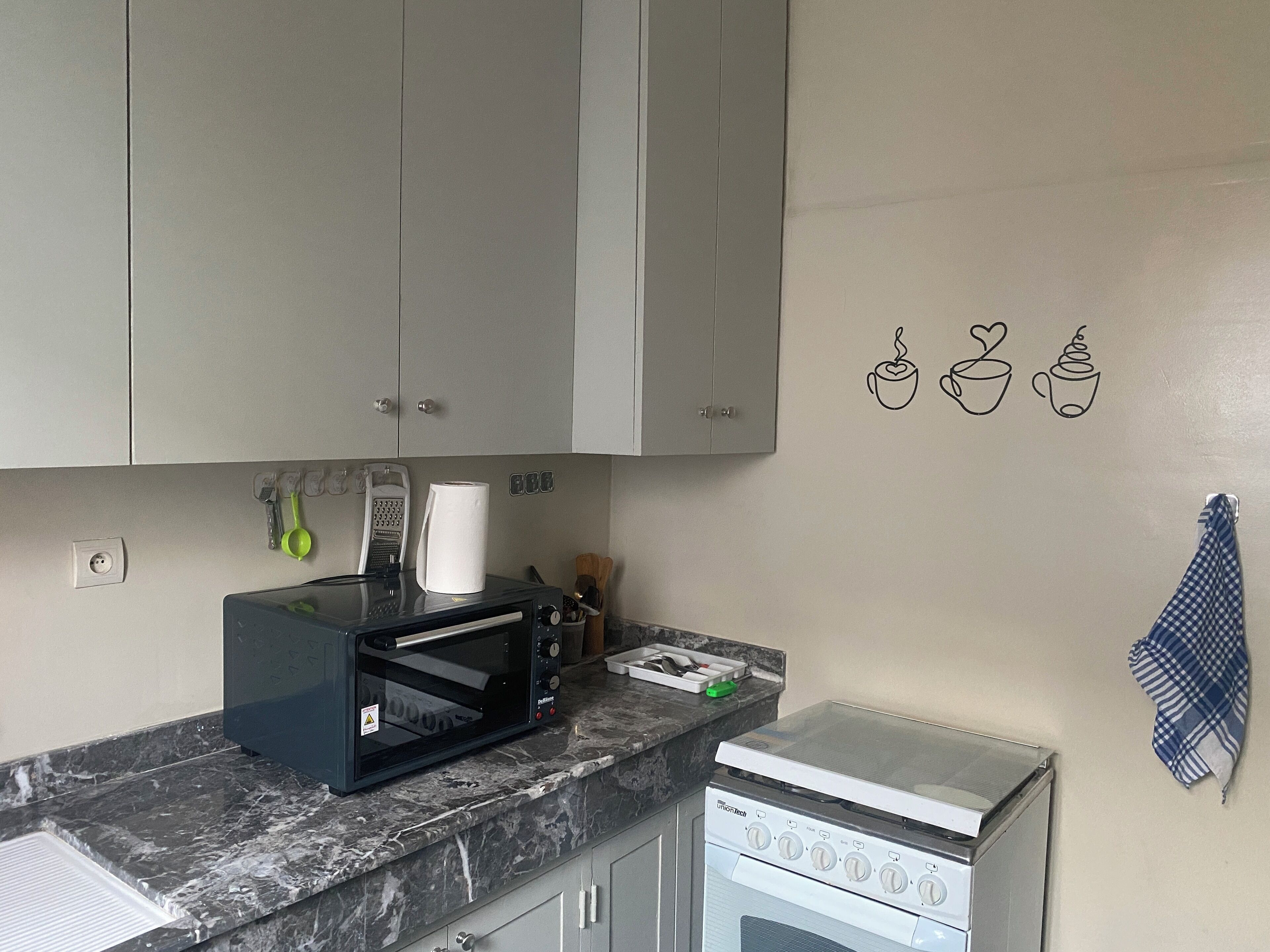Réfrigérateur, four, plaque de cuisson, cafetière/bouilloire