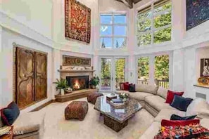 Smart TV - Luxury Vail Mountain Estate – Ski Access • Spacious • Elegant Mountain Retreat (Vail)