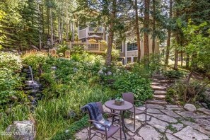 Outdoor dining - Luxury Vail Mountain Estate – Ski Access • Spacious • Elegant Mountain Retreat (Vail)