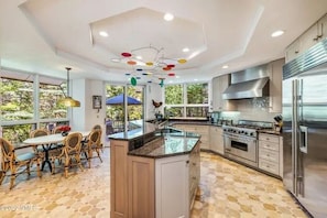 Private kitchen - Luxury Vail Mountain Estate – Ski Access • Spacious • Elegant Mountain Retreat (Vail)