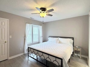Iron/ironing board, WiFi, bed sheets - Cozy 2-Bedroom Duplex in Little River (Little River)
