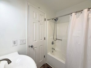 Shower, hair dryer - Cozy 2-Bedroom Duplex in Little River (Little River)