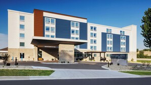 A modern hotel with a flat roof, large windows, and a central entrance. - Springhill Suites By Marriott Madison Fitchburg (Madison)