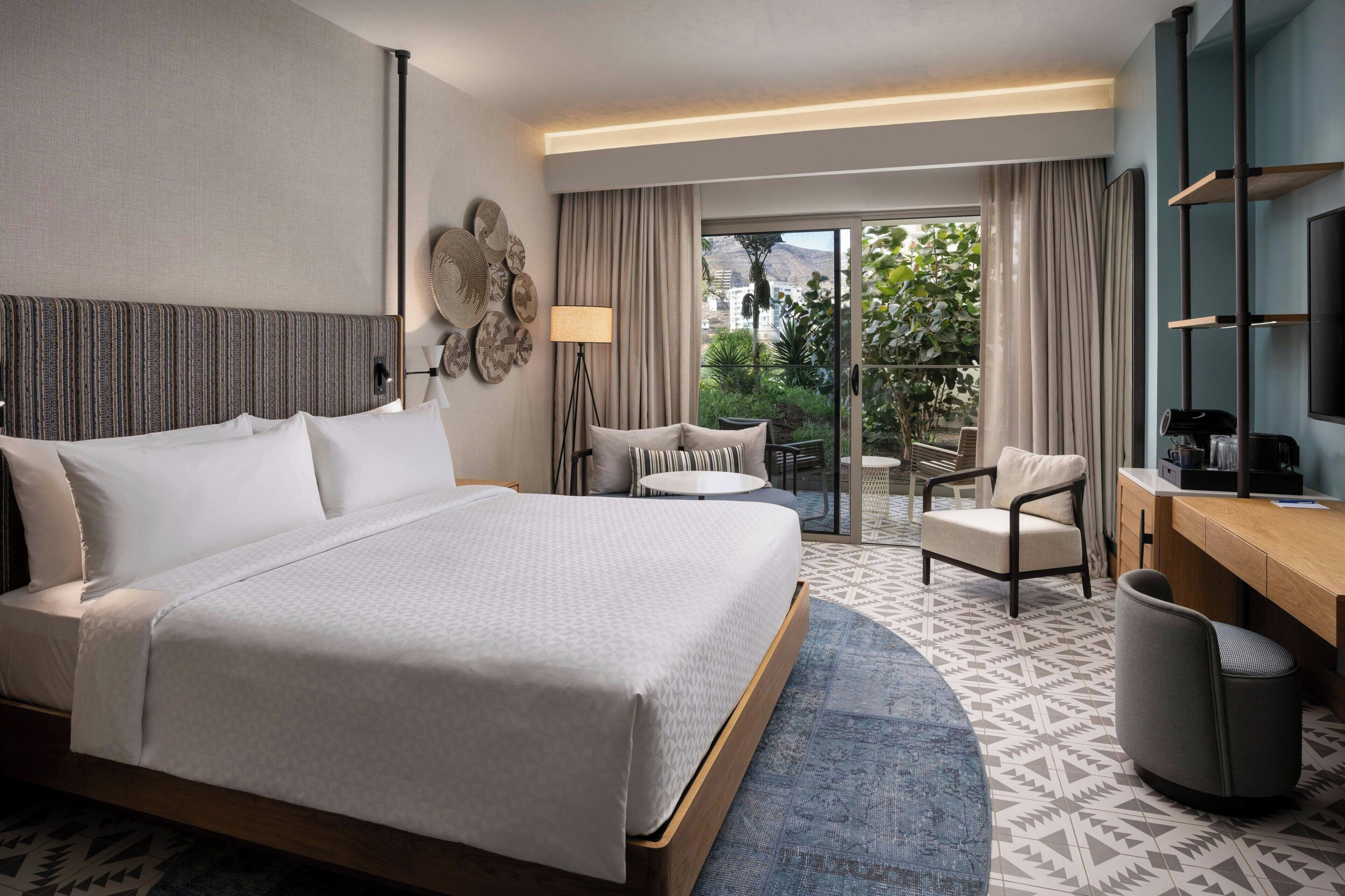 Phòng, 1 giường cỡ king (partial view) | Minibar, két bảo mật tại phòng, bàn 